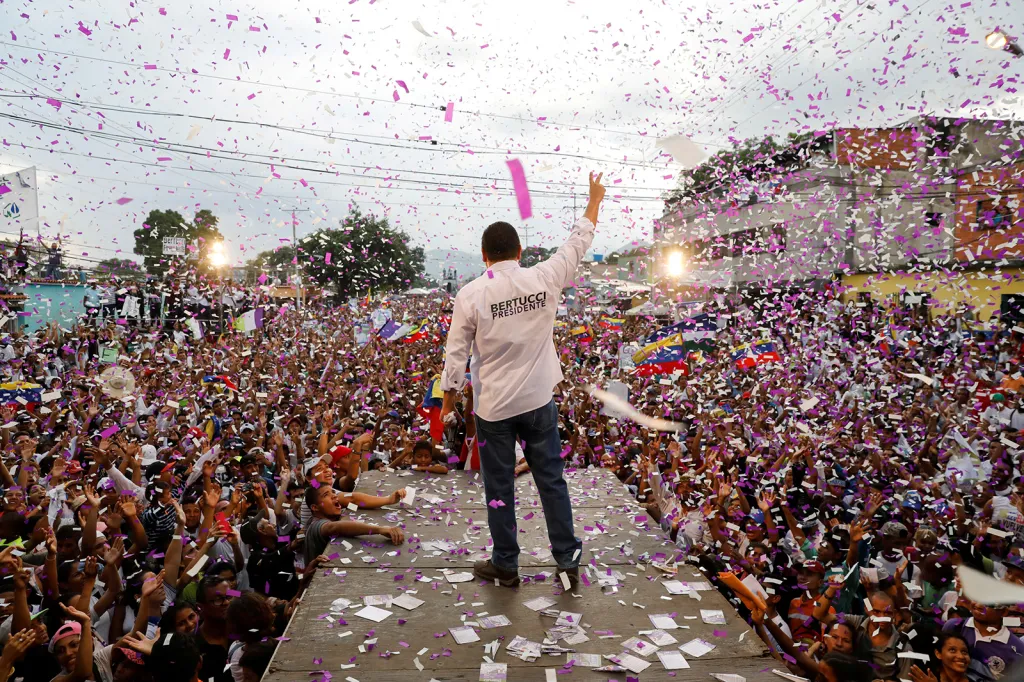 Venezuelský prezidentský kandidát Javier Bertucci ze strany Esperanza por el Cambio zdraví své podporovatele během předvolební kampaně ve Valencii
