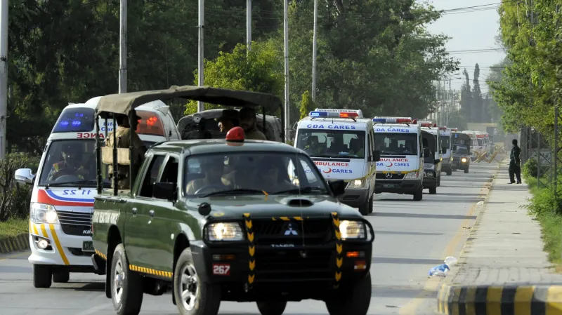 Kolona převáží ostatky horolezců zastřelených pod Nanga Parbat