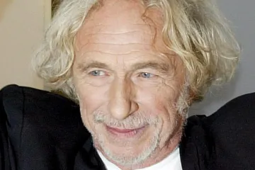 Velký blondýn s černou botou opět v Praze