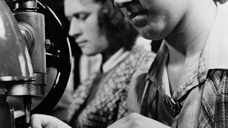 Záběry nacistické propagandy - ženy při práci ve zbrojním průmyslu