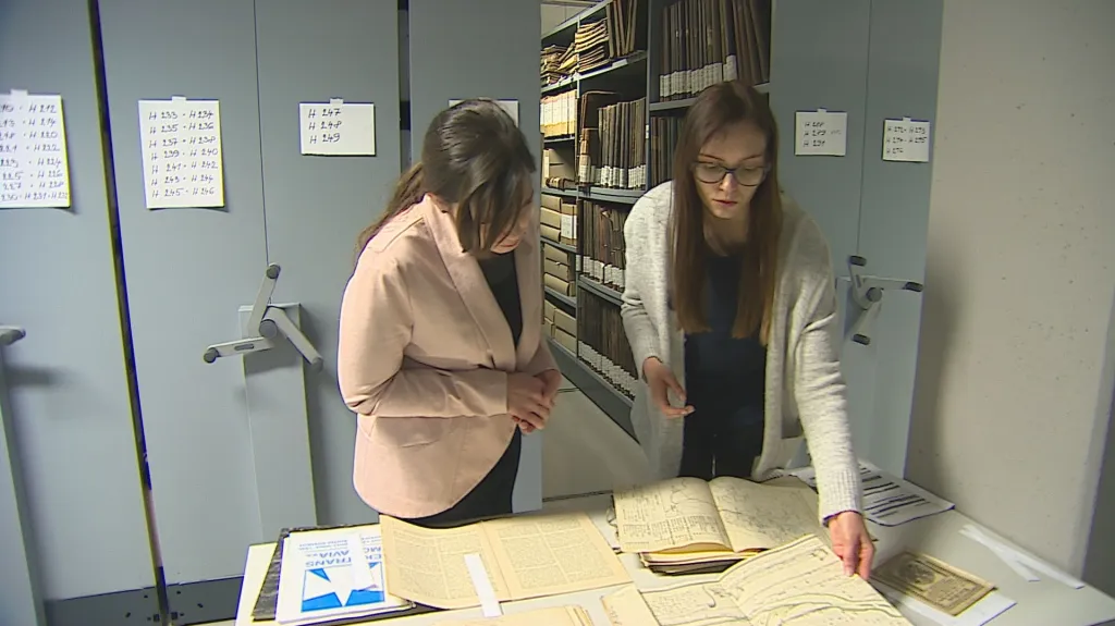 Martina Vodová ukazuje dokumenty související s kanálem Dunaj–Odra–Labe