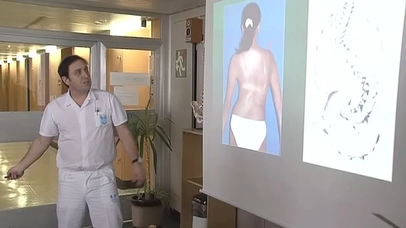 Zkroucený trup před operací páteře