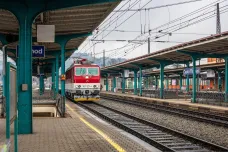 Češi před prodlouženým víkendem plní vlaky, policisté posilují hlídky
