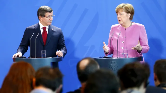 Brífink Angely Merkelové a Ahmeta Davutoglua