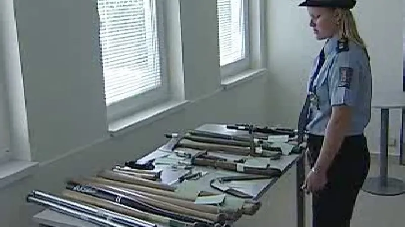 Policistka se zbraněmi zabavenými v Krupce