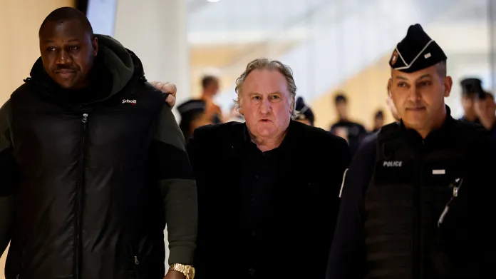 Francouzský herec Gérard Depardieu se dostavil k soudu