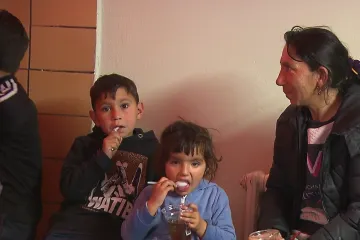 Romští uprchlíci mají problém se v Česku registrovat, centra je nechtějí pustit dovnitř, tvrdí dobrovolníci