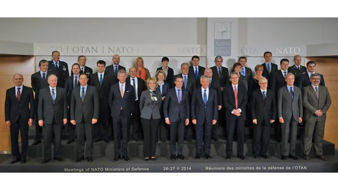 Ministři NATO na schůzce v Bruselu