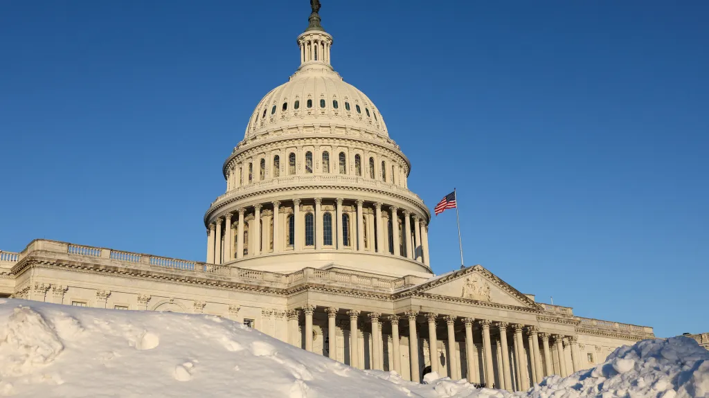 Budova amerického Kongresu obklopená sněhem