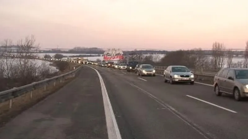 Kolona vozidel před nehodou na D1