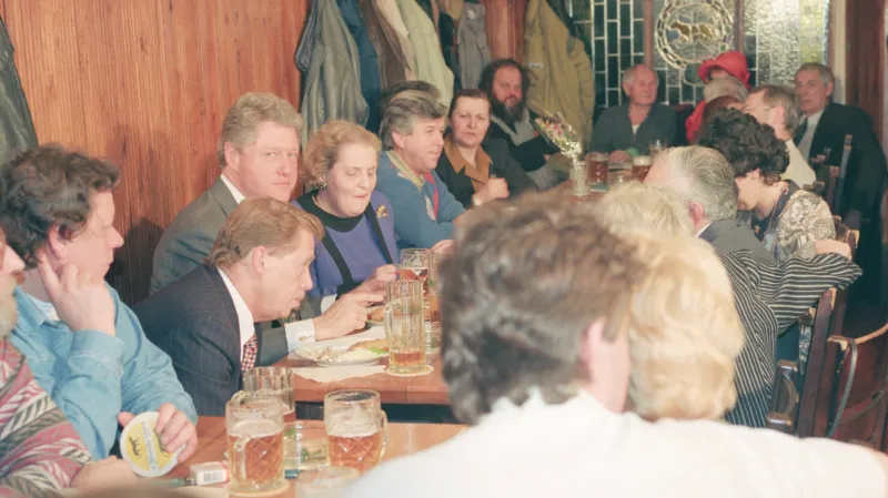 Václav Havel, Bill Clinton a Madeleine Albrightová a Bohumil Hrabal (v čele stolu) v hospodě