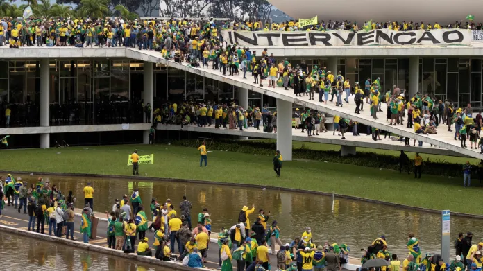Bolsonarovi příznivci v sídle brazilského prezidenta