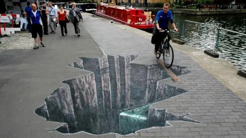 3D kaňon v londýnském Regent's Parku upozoorňuje  cyklisty na opatrnou jízdu.