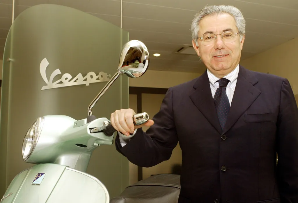 Na snímku z roku 2004 je současný prezident italského Piaggia Roberto Colannino v Pontedeře