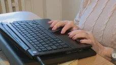Seniorka u počítače