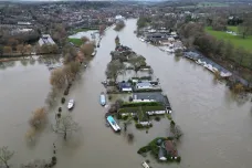Británii zasáhly po silném dešti záplavy, ve Francii pomáhají s velkou vodou čeští hasiči