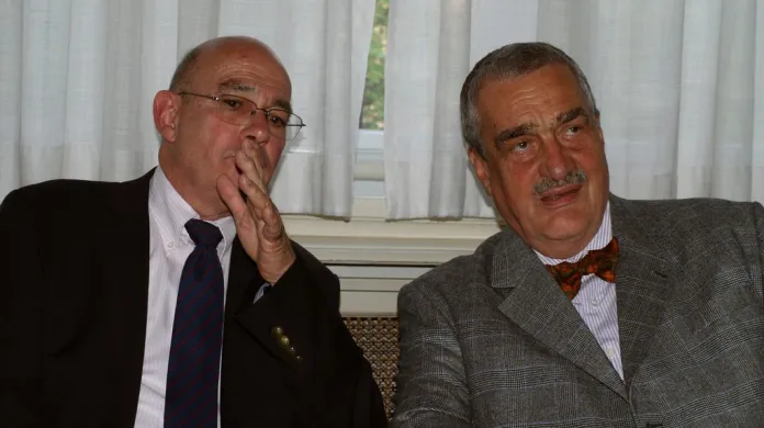 Tom Segev a Karel Schwarzenberg při představování knihy Simon Wiesenthal v izraelské rezidenci v Praze 10. května 2012.
