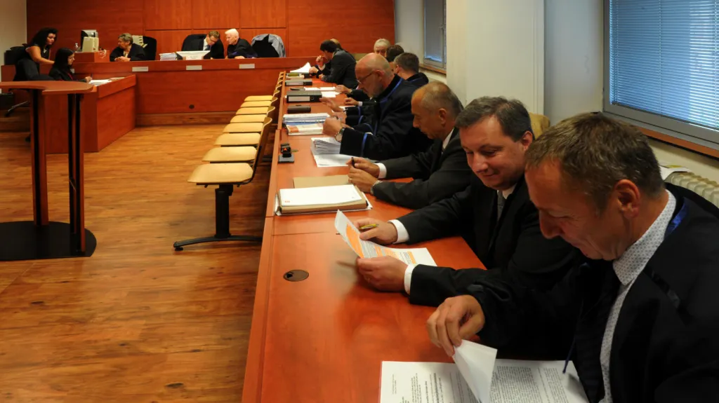 Obžalobě čelí pětice bývalých i současných manažerů a členů představenstva, mimo jiné i současný ředitel Petr Fiala (druhý zprava)