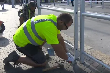 Konec přeskakování. Na brněnském Mendlově náměstí odstranili zábradlí mezi zastávkami