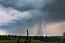 Přívalové deště nepoleví, v celém Česku platí výstraha před bouřkami