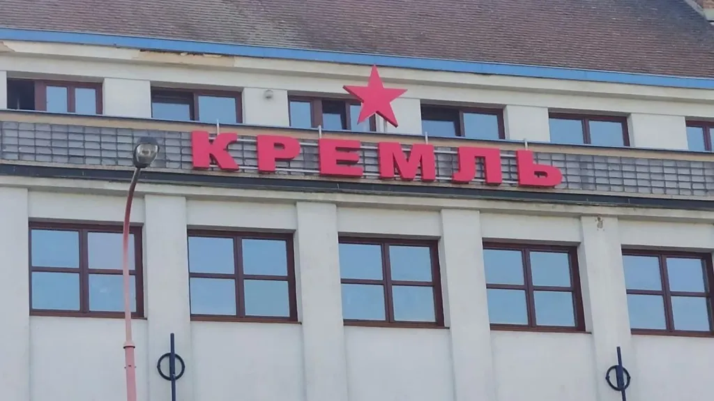 Rudá hvězda s nápisem Kreml v Uherském Hradišti
