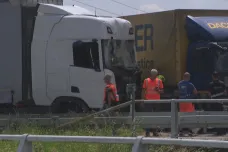 Policie po nehodě na D1 v Brně obvinila řidiče kamionu. Soud ho poslal do vazby