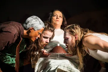 Recenze: Emma Göring vystupuje v politickém kabaretu