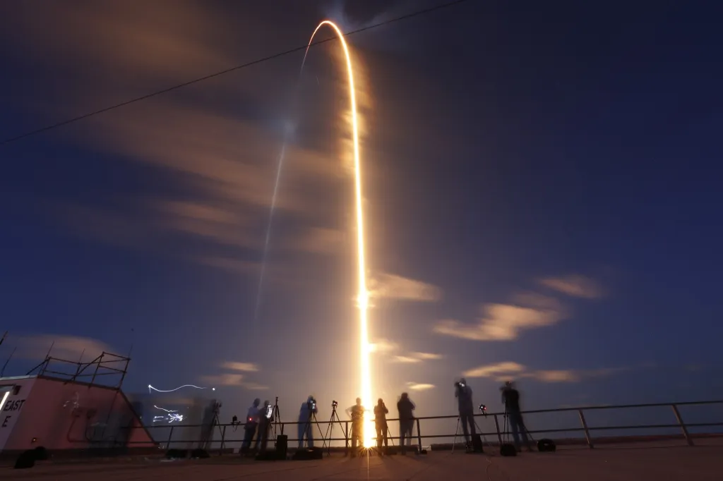 Během letošního roku se uskutečnilo i několik letů s civilní posádkou. Fotografie ukazuje let modulu Crew Dragon a rakety SpaceX Falcon 9, který odstartoval ze zařízení Pad 39A v Kennedyho vesmírném středisku na Cape Canaveral na Floridě dne 15. září