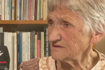 Učebnice vyprávěly historii jinak než političtí vězni, tak učila po svém. Teď převzala cenu