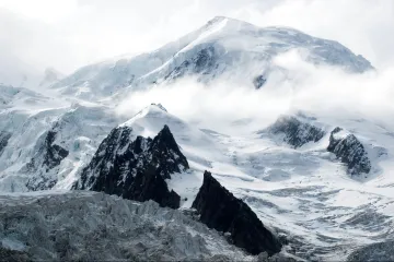 Mont Blanc se za čtyři roky zmenšil o metr. Z „bílé hory“ se mění na „černou“