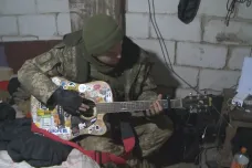 Místo samopalu kytara. Ukrajinský voják zpívá na frontě o zážitcích z války