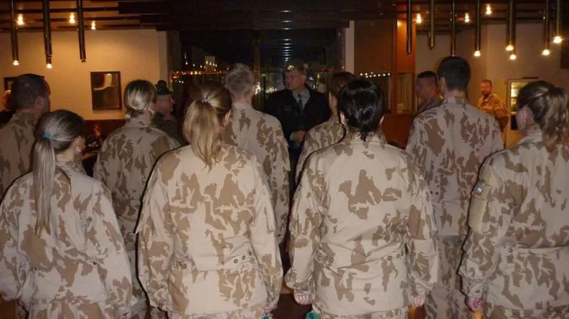 Náčelník generálního štábu Josef Bečvář hovoří s vojáky před odletem do Iráku