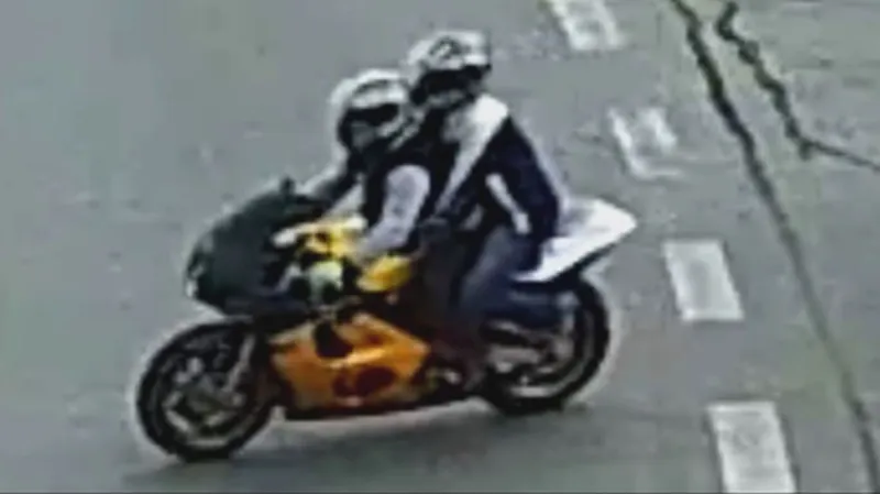 Pachatelé odjeli z místa činu na motorce