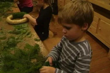 Výroba adventních věnců v brněnských Soběšicích