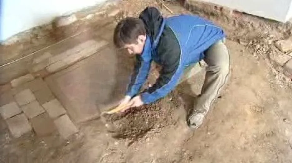 Archeolog při práci