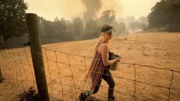 Plameny zasáhly i kalifornské Spring Valley
