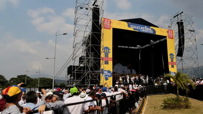 Návštěvníci pátečního koncertu Venezuela Aid Live, který se uskutečnil na kolumbijské straně hraničního mostu