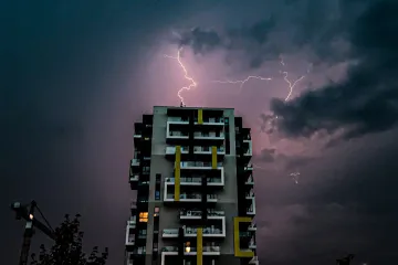 Česko zasáhnou silné bouřky, v pátek se oteplí