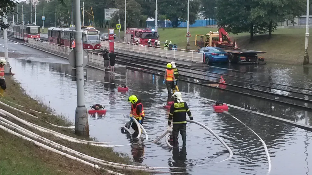 Zatopená Střelničná ulice v Praze