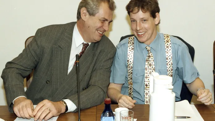 Stanislav Gross v důvěrném hovoru s předsedou ČSSD pár měsíců před vítězstvím strany v mimořádných parlamentních volbách v roce 1998