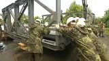 Vojáci staví most
