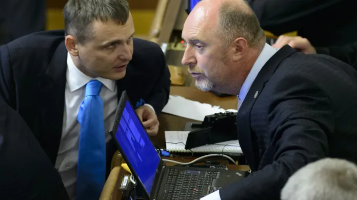 Poslanci VV Vít Bárta a Petr Skokan ve sněmovně