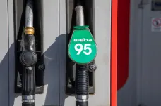 Benzin a nafta dál zlevňují, za týden klesly ceny o korunu
