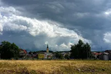 Od Humpolce po Jablunkov. Východní půli Česka hrozí v pondělí silné bouřky