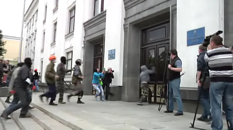 Proruští ozbrojenci obsazují správní budovy