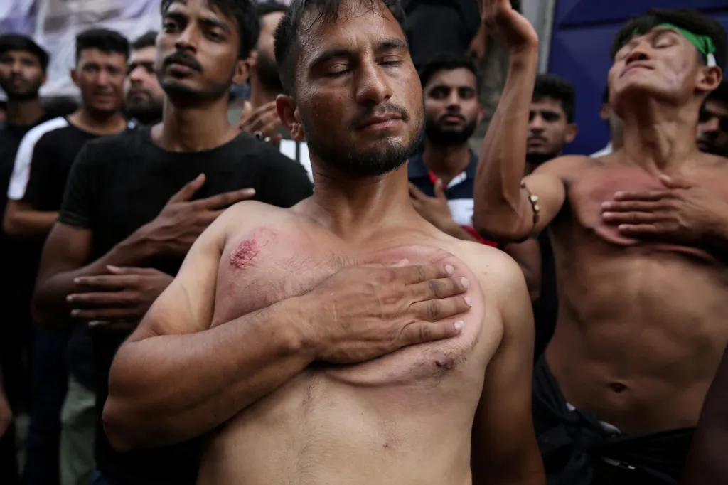 Šíitští muslimové slaví svátek Ašúra po celém světě. Součástí je i sebetrýznění. Nedaleko Atén si muslimové způsobují bolest údery do prsou