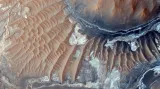 Místo známé jako Noctis Labyrinthus, část údolí Valles Marineris. Snímek vykazuje možnou přítomnost sulfátů železa. Fotografie pochází z dubna 2012 ze systému HiRISE na družici Reconnaissance
