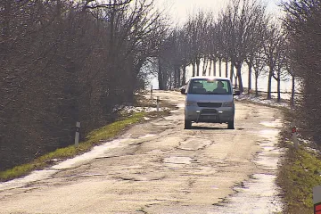 Bez krajnic a s dírami. V Pozořicích roky volají po opravě silnice v dezolátním stavu