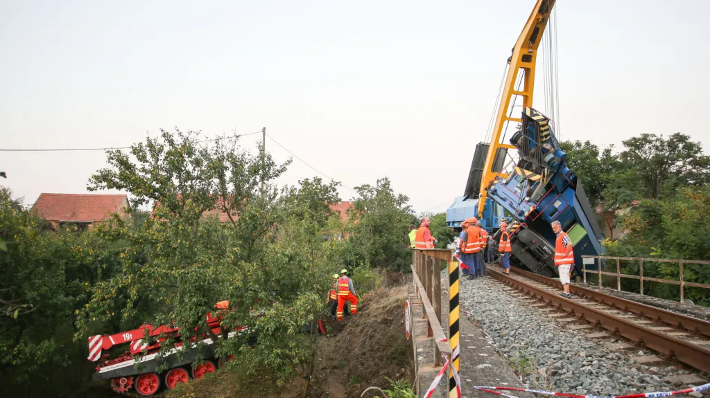Vyprošťovací vlak i tank selhal. Na záchrannou misi přijede po štěrkovém koberci obří jeřáb