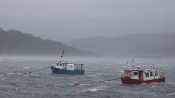 Přístav ve Skotsku během bouře Floris